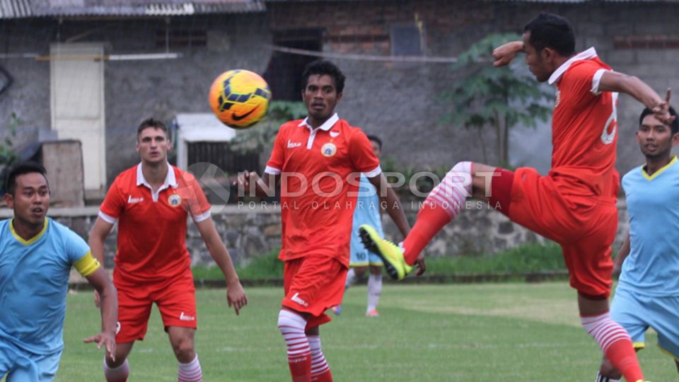 Pemain tengah Persija Jakarta M. Ilham gagal memanfaatkan peluang di depan gawang Perserang. Copyright: &copy; Herry Ibrahim/INDOSPORT